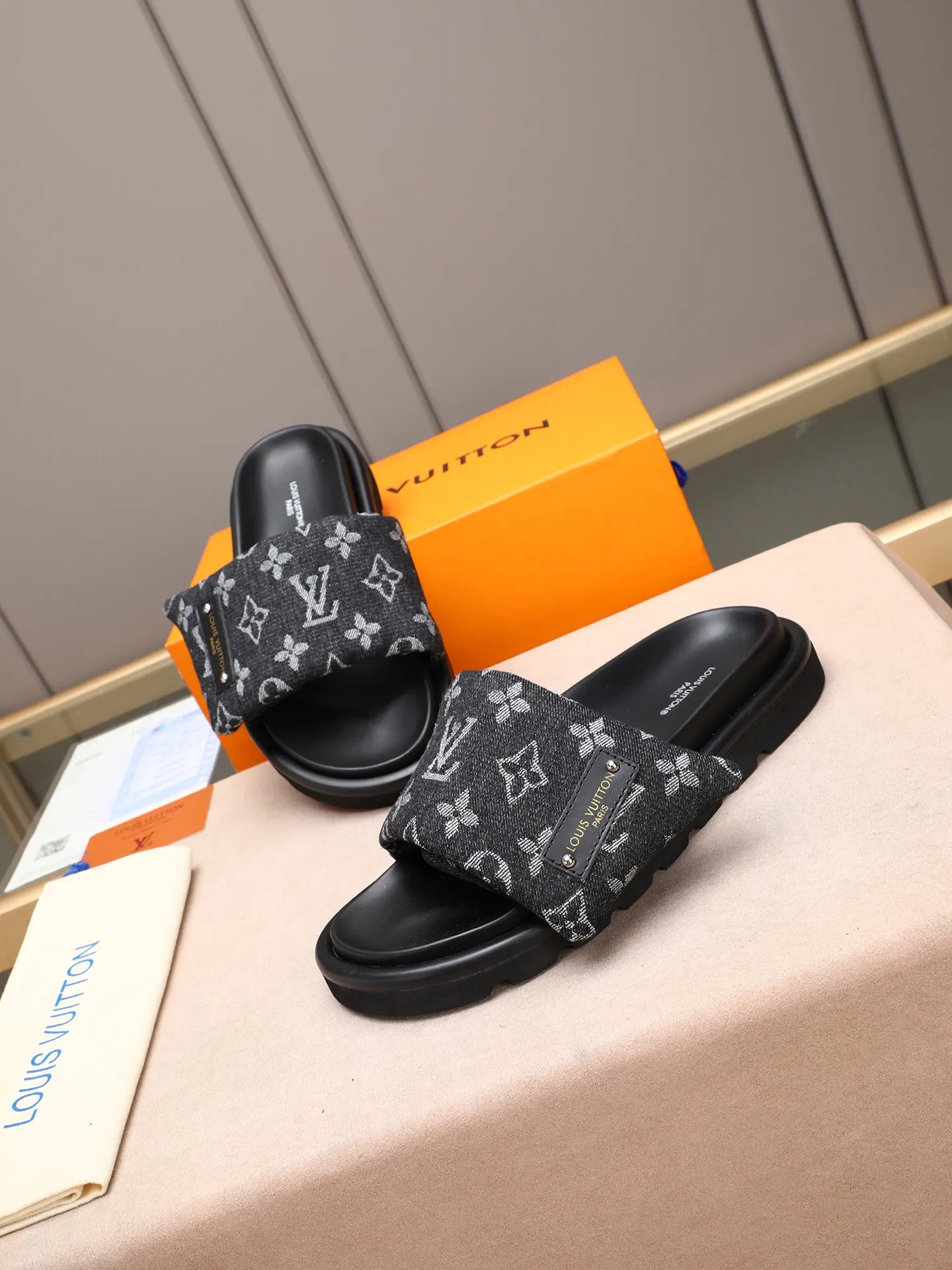PP360 [LOUIS VUITTON] Louis Vuitton, LV printing, men's and women's slippers are on the market. The drawer box packaging comes with a cloth bag and a card. The upper pattern looks very soft and waxy, and it is a super versatile leg slimming tool. Fabric: imported denim/canvas/old fabric, LV hardware LOGO, official website pattern printing, comfortable to wear, feet: high-elastic PU water table. Sole: foam sole, heel height: about 5cm. Code number: 35-46, 35, 45, 46 are custom-made and non-returnable. Color: multiple colors and styles available.